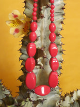 Charger l'image dans la galerie, Collier vintage à grosses perles fuchsia fantaisies. Couleurs Vintage