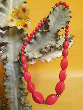 Charger l'image dans la galerie, Collier vintage à grosses perles fuchsia fantaisies. Couleurs Vintage