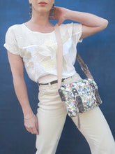 Charger l'image dans la galerie, Sac recyclé Peggy - Nahui Ollin. En papier de bonbons tressés. Unique et coloré. Peace & love