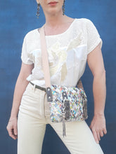 Charger l'image dans la galerie, Sac recyclé Peggy - Nahui Ollin. En papier de bonbons tressés. Unique et coloré. Peace & love