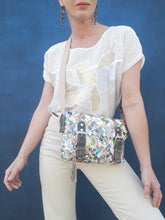 Charger l'image dans la galerie, Sac recyclé Peggy - Nahui Ollin. En papier de bonbons tressés. Unique et coloré. Peace & love