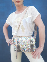 Charger l'image dans la galerie, Sac recyclé Peggy - Nahui Ollin. En papier de bonbons tressés. Unique et coloré. Peace & love