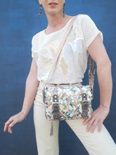 Charger l'image dans la galerie, Sac recyclé Peggy - Nahui Ollin. En papier de bonbons tressés. Unique et coloré. Peace & love