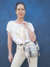 Charger l'image dans la galerie, Sac recyclé Peggy - Nahui Ollin. En papier de bonbons tressés. Unique et coloré. Peace & love