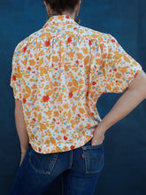 Charger l'image dans la galerie, Chemisier vintage à imprimé floral coloré et frais, sur fond blanc motif paisley et pied de poule. Taille L, 40, 42. Couleurs Vintage