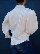 Charger l'image dans la galerie, Chemisier vintage, plissé et asymétrique, blanc en Tissu irisé ton sur ton, motifs géométriques. Taille L, 40, 42. Couleurs Vintage, made in France