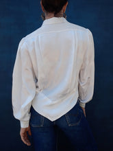 Charger l'image dans la galerie, Chemisier vintage, plissé et asymétrique, blanc en Tissu irisé ton sur ton, motifs géométriques. Taille L, 40, 42. Couleurs Vintage, made in France