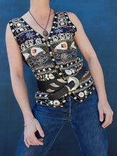 Charger l'image dans la galerie, Gilet brodé sans manche bohème folk, teille L, 40, 42. Couleurs Vintage. Broderies florale, paisley.