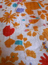 Charger l'image dans la galerie, Chemisier vintage à imprimé floral coloré et frais, sur fond blanc motif paisley et pied de poule. Taille L, 40, 42. Couleurs Vintage