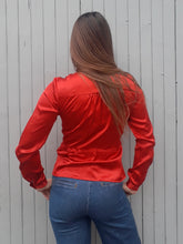 Charger l'image dans la galerie, Blouse Lilia - Tissu satiné rouge. Lien à la taille. Taille XS, 34, 36