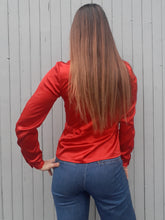 Charger l'image dans la galerie, Blouse Lilia - Tissu satiné rouge. Lien à la taille. Taille XS, 34, 36