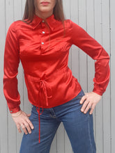 Charger l'image dans la galerie, Blouse rouge satiné avec lien à serrer à la taille. Taille XS, 34, 36. Electre. Couleurs Vintage