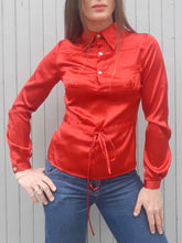 Charger l'image dans la galerie, Blouse Lilia - Tissu satiné rouge. Lien à la taille. Taille XS, 34, 36
