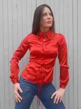 Charger l'image dans la galerie, Blouse Lilia - Tissu satiné rouge. Lien à la taille. Taille XS, 34, 36