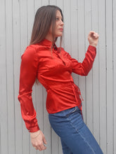 Charger l'image dans la galerie, Blouse Lilia - Tissu satiné rouge. Lien à la taille. Taille XS, 34, 36