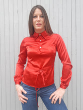 Charger l'image dans la galerie, Blouse Lilia - Tissu satiné rouge. Lien à la taille. Taille XS, 34, 36