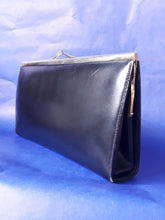 Charger l'image dans la galerie, Pochette vintage Yasmine - simili cuir et cadre métallique doré.
