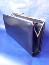 Charger l'image dans la galerie, Pochette vintage Yasmine - simili cuir et cadre métallique doré.