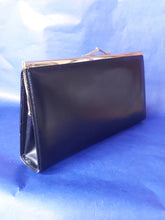 Charger l'image dans la galerie, Pochette vintage Yasmine - simili cuir et cadre métallique doré.