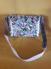 Charger l'image dans la galerie, Sac recyclé Peggy - Nahui Ollin. En papier de bonbons tressés. Unique et coloré. Peace & love