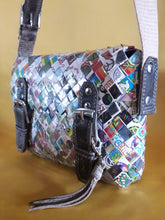 Charger l'image dans la galerie, Sac recyclé Peggy - Nahui Ollin. En papier de bonbons tressés. Unique et coloré. Peace & love