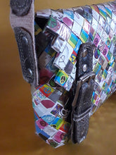 Charger l'image dans la galerie, Sac recyclé Peggy - Nahui Ollin. En papier de bonbons tressés. Unique et coloré. Peace & love