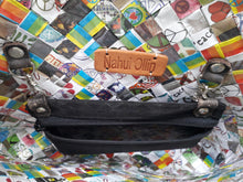 Charger l'image dans la galerie, Sac recyclé Peggy - Nahui Ollin. En papier de bonbons tressés. Unique et coloré. Peace & love