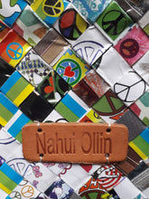 Charger l'image dans la galerie, Sac recyclé Peggy - Nahui Ollin. En papier de bonbons tressés. Unique et coloré. Peace & love