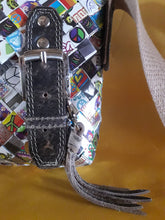 Charger l'image dans la galerie, Sac recyclé Peggy - Nahui Ollin. En papier de bonbons tressés. Unique et coloré. Peace & love