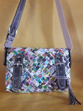 Charger l'image dans la galerie, Sac recyclé Peggy - Nahui Ollin. En papier de bonbons tressés. Unique et coloré. Peace & love