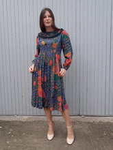Charger l'image dans la galerie, Robe vintage Vivianne - A double col. Taille S, 36, 38. René Derhy. Made in India.