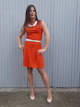 Charger l'image dans la galerie, Robe vintage Florence - Rouge à pois blancs. Col Claudine. Taille S, 36, 38.