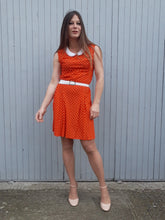 Charger l'image dans la galerie, Robe vintage Florence - Rouge à pois blancs. Col Claudine. Taille S, 36, 38.