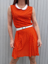 Charger l'image dans la galerie, Robe vintage Florence - Rouge à pois blancs. Col Claudine. Taille S, 36, 38.
