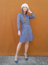 Charger l'image dans la galerie, Robe vintage Marina - Bleu à pois blancs. Taille XS, 34, 36. Le signe de Paris. Fabriqué en France