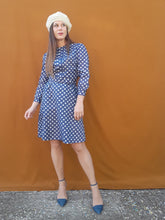 Charger l'image dans la galerie, Robe vintage Marina - Bleu à pois blancs. Taille XS, 34, 36. Le signe de Paris. Fabriqué en France