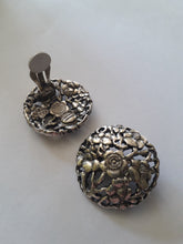 Charger l'image dans la galerie, Paire de boucles d'oreilles vintage - Kenzo. Fabriqué en France