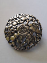 Charger l'image dans la galerie, Paire de boucles d'oreilles vintage - Kenzo. Fabriqué en France