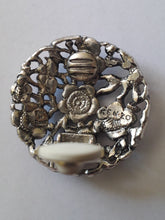 Charger l'image dans la galerie, Paire de boucles d'oreilles vintage - Kenzo. Fabriqué en France