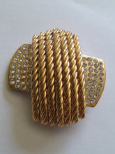Charger l'image dans la galerie, Ravissante broche ancienne BALENCIAGA haute couture, en métal doré torsadé et cristaux. A porter seule ou en pêle-mêle avec d'autres. Signature de la marque à l'arrière du bijou. Un bijou précieux et indémodable et fera un cadeau parfait!