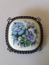 Charger l'image dans la galerie, Broche vintage Lola - Cabochon fleuri en porcelaine