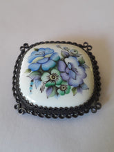 Charger l'image dans la galerie, Broche vintage Lola - Cabochon fleuri en porcelaine