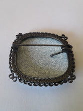 Charger l'image dans la galerie, Broche vintage Lola - Cabochon fleuri en porcelaine