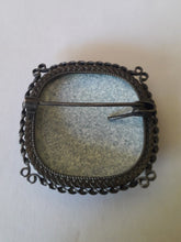 Charger l'image dans la galerie, Broche vintage Lola - Cabochon fleuri en porcelaine