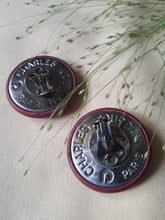 Charger l'image dans la galerie, Boucles d'oreilles vintage Charles Jourdan. Pastilles bordeaux. Fabriqué en France