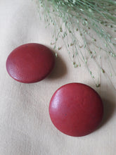 Charger l'image dans la galerie, Boucles d'oreilles vintage Charles Jourdan. Pastilles bordeaux. Fabriqué en France