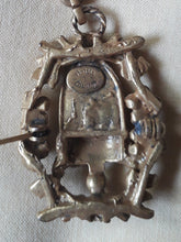 Charger l'image dans la galerie, Broche vintage Eliott - Hattie Carnegie. Blason et médaille