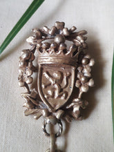 Charger l'image dans la galerie, Broche vintage Eliott - Hattie Carnegie. Blason et médaille