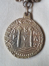 Charger l'image dans la galerie, Broche vintage Eliott - Hattie Carnegie. Blason et médaille