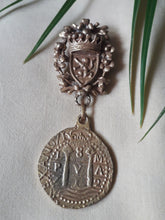 Charger l'image dans la galerie, Broche vintage Eliott - Hattie Carnegie. Blason et médaille